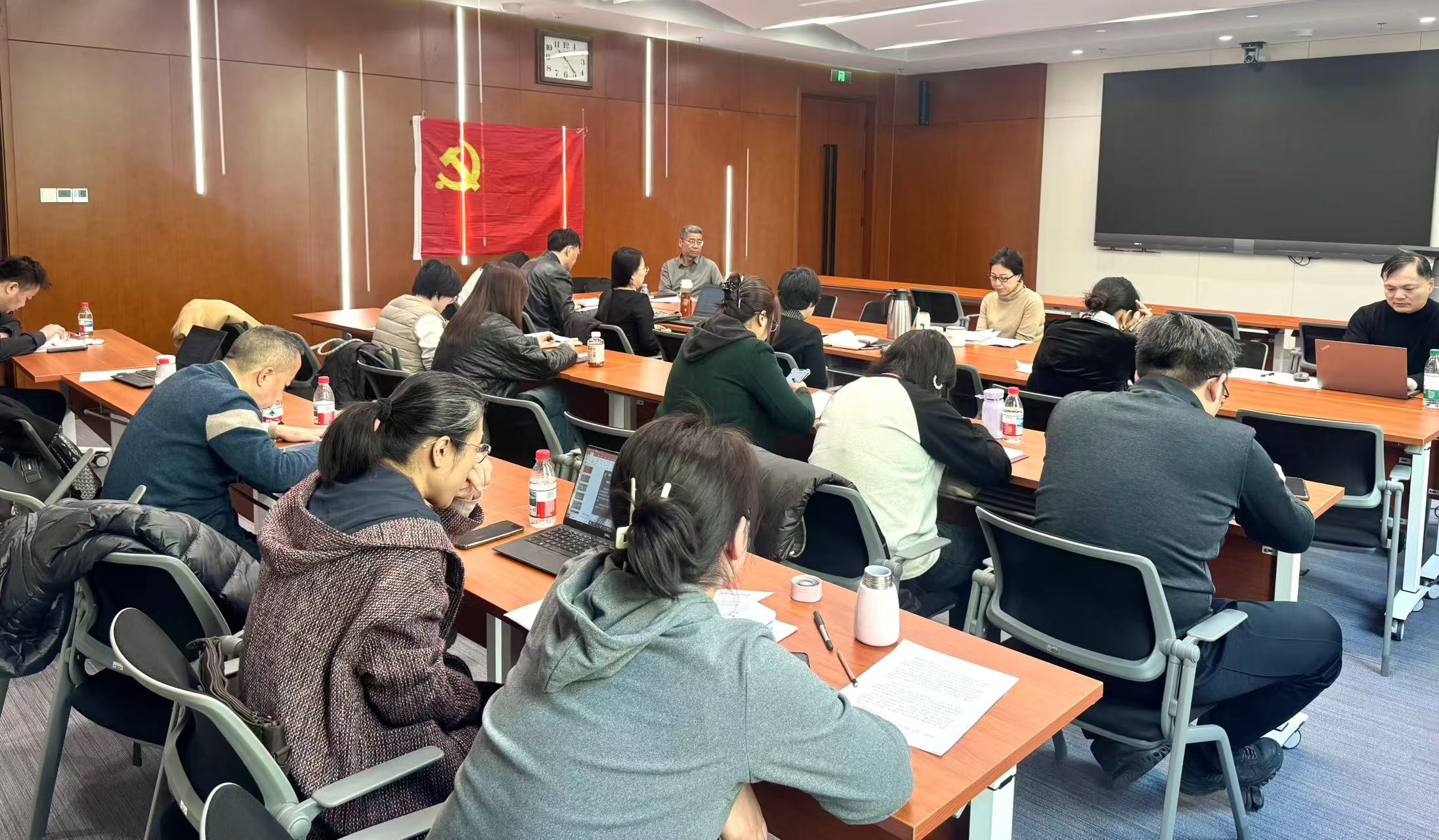 商学院教职工党支部召开专题组织生活会